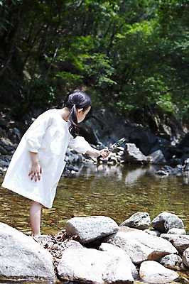 포토 JPG 주간 전신 나무 식물 라이프스타일 응시 여자 어린이라이프 어린이 자연 돋보기 한명 서기 들기 사람 동양인 소녀 야외 라이프 옆모습 물 계곡 유치원생 한국인 돌_바위 조약돌 바위 관찰 체험학습 풀 자연학습 여자만 여자한명만 어린이만 소녀만 소녀한명만 국내포토 자연요소 1 시선 뷰포인트 모션 인종 생활 체험 생태계 파일형식