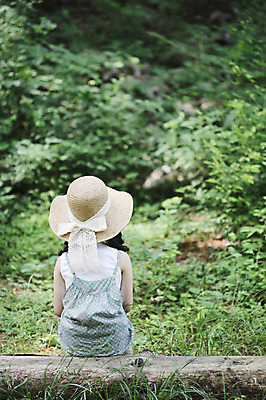포토 JPG 주간 나무 식물 모자 라이프스타일 여자 어린이라이프 어린이 자연 한명 사람 앉기 동양인 소녀 상반신 야외 라이프 뒷모습 유치원생 한국인 관찰 체험학습 풀 숲 통나무 나무토막 자연학습 여자만 여자한명만 어린이만 소녀만 소녀한명만 국내포토 자연요소 1 잡화 뷰포인트 모션 인종 생활 체험 생태계 파일형식