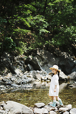 포토 JPG 주간 전신 나무 식물 모자 라이프스타일 여자 어린이라이프 어린이 가방 자연 장화 한명 서기 미소 웃음 들기 사람 동양인 소녀 야외 라이프 물 계곡 유치원생 한국인 돌_바위 조약돌 바위 관찰 체험학습 풀 자연학습 여자만 여자한명만 어린이만 소녀만 소녀한명만 국내포토 자연요소 1 잡화 신발 모션 표정 인종 생활 체험 생태계 파일형식