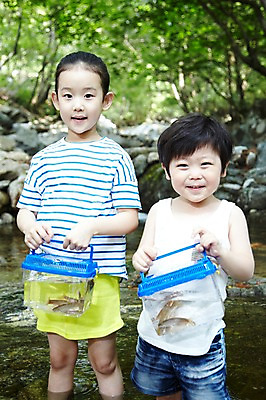 포토 JPG 주간 나무 식물 동물 라이프스타일 여자 남자 어린이라이프 어린이 자연 통 어류 서기 미소 웃음 들기 사람 동양인 소녀 소년 상반신 야외 두명 라이프 물 계곡 유치원생 한국인 돌_바위 바위 관찰 체험학습 고기잡이 자연학습 고기잡기 물고기잡기 송사리 채집통 어린이만 국내포토 자연요소 모션 표정 어업 인종 생활 수중동물 잡기 체험 민물고기 생태계 파일형식