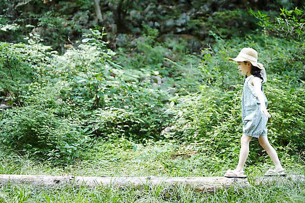 포토 JPG 주간 전신 나무 식물 모자 라이프스타일 여자 어린이라이프 어린이 자연 팔벌리기 한명 서기 사람 동양인 손짓 소녀 야외 라이프 옆모습 걷기 유치원생 한국인 관찰 체험학습 풀 숲 통나무 나무토막 자연학습 여자만 여자한명만 어린이만 소녀만 소녀한명만 국내포토 자연요소 1 잡화 뷰포인트 모션 인종 생활 체험 생태계 파일형식