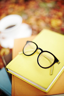 포토 JPG 주간 식물 계절 안경 커피 음료 백그라운드 단풍 낙엽 잎 자연 잔 풍경 근접촬영 사람없음 야외 아웃포커스 책 컵 독서 쌓기 가을 커피잔 컵받침 오브젝트 여러권 뿔테안경 국내포토 자연요소 식기 잡화 뷰포인트 다수 모션 촬영기법 받침대 생태계 파일형식