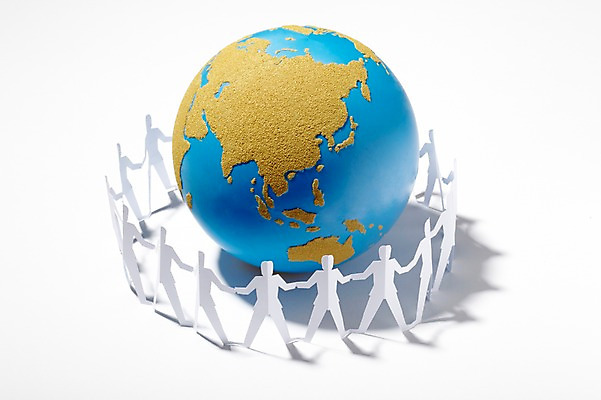 포토 JPG 스튜디오촬영 모양 종이 지구 선 인형 백그라운드 컨셉 비즈니스 사람모양 실내 그림자 사람없음 세계 글로벌 지구본 모형 손잡기 글로벌비즈니스 피규어 직장인 페이퍼아트 종이공예 종이접기 종이팝업 종이인형 국내포토 직업 모션 내부 미니어처 공예 접기 파일형식