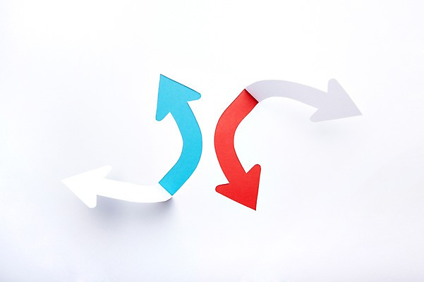 포토 JPG 스튜디오촬영 모양 기호 화살표 종이 컬러 백그라운드 비즈니스 실내 사람없음 빨간색 파란색 모형 페이퍼아트 하락 방향 종이공예 상승 위치 종이팝업 국내포토 문자 컨셉 내부 공예 파일형식