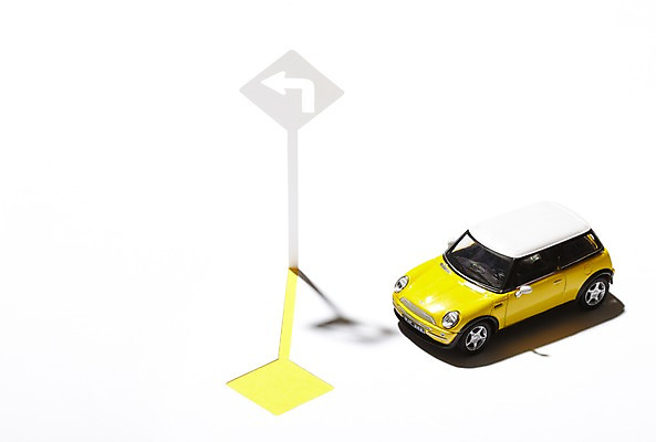 포토 JPG 스튜디오촬영 모양 표지 화살표 종이 육상교통 교통수단 백그라운드 교통 자동차 안내 알림판 실내 그림자 사람없음 장난감 모형 표지판 페이퍼아트 방향 종이공예 종이팝업 좌회전 국내포토 내부 운전 공예 파일형식