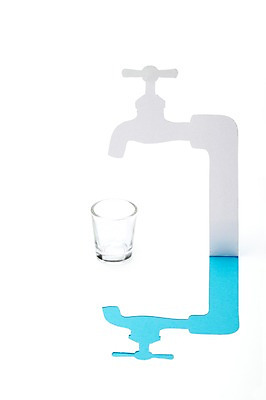 포토 JPG 스튜디오촬영 모양 종이 컬러 하늘색 백그라운드 잔 실내 사람없음 컵 물 모형 페이퍼아트 종이공예 수도꼭지 수도 종이팝업 수도관 수도_상하수도 국내포토 자연요소 식기 내부 파란색 공예 상하수도 파일형식