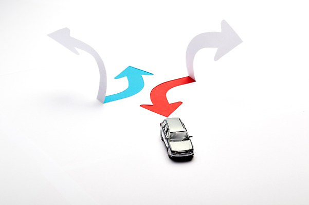 포토 JPG 스튜디오촬영 모양 기호 화살표 종이 육상교통 교통수단 컬러 백그라운드 교통 비즈니스 자동차 알림판 실내 사람없음 빨간색 파란색 모형 드라이브 운전 표지판 페이퍼아트 오른쪽 방향 왼쪽 종이공예 순환 위치 종이팝업 우 우회전 좌회전 국내포토 문자 모션 내부 공예 파일형식