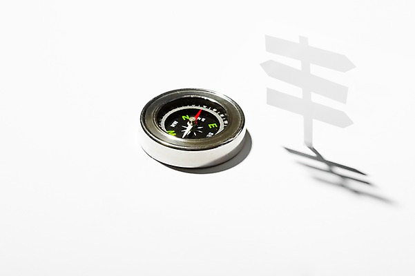 포토 JPG 스튜디오촬영 모양 화살표 종이 백그라운드 표시 안내 알림판 실내 그림자 사람없음 모형 표지판 시곗바늘 수비 페이퍼아트 나침반 방향 종이공예 종이팝업 방향지시 국내포토 시계 모션 내부 공예 파일형식