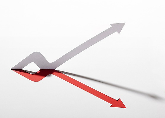 포토 JPG 스튜디오촬영 모양 기호 화살표 종이 컬러 백그라운드 비즈니스 통계 수치 그래프 실내 그림자 사람없음 빨간색 모형 성장 페이퍼아트 방향 종이공예 상승 위치 종이팝업 위 꺾은선그래프 국내포토 문자 컨셉 내부 공예 파일형식