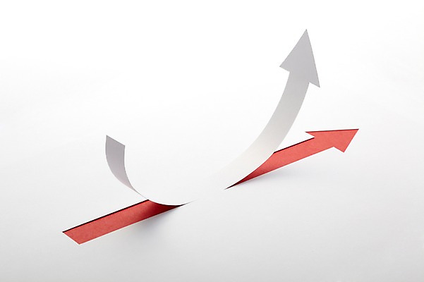 포토 JPG 스튜디오촬영 모양 기호 화살표 종이 컬러 백그라운드 비즈니스 실내 사람없음 빨간색 모형 성장 페이퍼아트 방향 종이공예 상승 위치 종이팝업 위 국내포토 문자 컨셉 내부 공예 파일형식