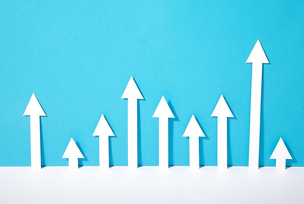 포토 JPG 스튜디오촬영 모양 기호 화살표 종이 컬러 하늘색 백그라운드 비즈니스 수치 그래프 실내 그림자 사람없음 모형 성장 페이퍼아트 방향 종이공예 상승 위치 종이팝업 위 국내포토 문자 컨셉 내부 파란색 공예 파일형식