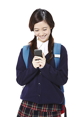 포토 JPG 스튜디오촬영 외국인 해외기획촬영 문자 학생 라이프스타일 긴머리 응시 2012년태국 여학생 여자 교육 교복 가방 배낭 청소년 양갈래머리 여고생 고등학생 책가방 실내 한명 미소 웃음 들기 누끼 사람 동양인 상반신 앞모습 10대 스마트폰 핸드폰 스쿨라이프 십대라이프스타일 메시지 전화기 통화 문자메시지 여자만 여자한명만 십대만 십대여자만 십대여자한명만 국내포토 1 헤어스타일 시선 잡화 옷 뷰포인트 학교 모션 표정 인종 내부 생활 전자제품 스마트기기 파일형식