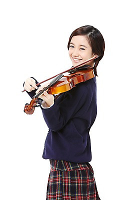 포토 JPG 스튜디오촬영 외국인 해외기획촬영 학생 라이프스타일 2012년태국 여학생 여자 교육 교복 악기 연주 청소년 여고생 고등학생 현악기 실내 한명 서기 미소 웃음 들기 누끼 사람 동양인 옆모습 10대 스쿨라이프 십대라이프스타일 바이올린 레슨 여자만 여자한명만 십대만 십대여자만 십대여자한명만 국내포토 1 옷 음악 뷰포인트 학교 모션 수업 표정 인종 내부 생활 파일형식