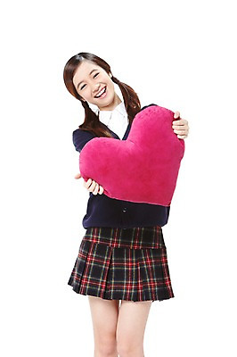 포토 JPG 스튜디오촬영 외국인 해외기획촬영 학생 라이프스타일 긴머리 2012년태국 여학생 여자 교복 쿠션 청소년 양갈래머리 여고생 고등학생 실내 선물 한명 서기 미소 웃음 들기 누끼 사람 동양인 앞모습 10대 스쿨라이프 십대라이프스타일 하트 하트쿠션 여자만 여자한명만 십대만 십대여자만 십대여자한명만 국내포토 모양 1 헤어스타일 옷 뷰포인트 학교 모션 표정 인종 내부 생활 파일형식