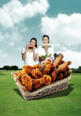 PSD 외국인 나무 식물 구름 편집이미지 여자 음식 채소 하늘 옥수수 요리 서기 미소 웃음 들기 사람 동양인 잔디 초원 상반신 20대 성인 두명 앞모습 농작물 바구니 소쿠리 통닭 치킨 프라이드치킨 당근 닭 풀 브로콜리 전단 음식전단 배달음식 여자만 성인여자만 청년만 청년여자만 성인만 이미지편집 자연요소 뷰포인트 농업 모션 조류 곡류 뿌리채소 표정 인종 청년 배달 홍보물 닭고기요리 파일형식