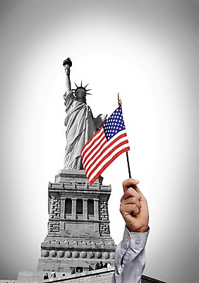 PSD 편집이미지 시설물 손 건축 상징 북아메리카 신체 아메리카 미술 한명 들기 사람 신체부위 조형물 동상 조각상 미국 세계문화유산 세계유산 깃발 도시 성조기 국기 심볼 작품 뉴욕 자유의여신상 여신상 횃불 이미지편집 1 건축물 모션 문화예술 문화재 도구 대륙 기념물 파일형식