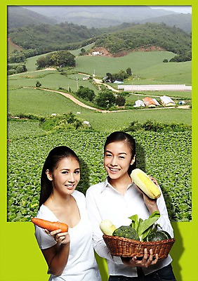 PSD 외국인 나무 식물 편집이미지 우먼라이프 라이프스타일 웰빙 여자 길 음식 밭 채소 호박 산 주택 건강 옥수수 미소 웃음 들기 사람 동양인 상반신 20대 성인 두명 건물 앞모습 농작물 바구니 소쿠리 환경 당근 브로콜리 먹기 친환경 유기농 채식 비닐하우스 배추밭 여자만 성인여자만 청년만 청년여자만 성인만 이미지편집 건축물 뷰포인트 농업 모션 곡류 뿌리채소 표정 인종 청년 생활 파일형식