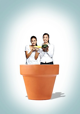 PSD 외국인 편집이미지 우먼라이프 라이프스타일 웰빙 여자 화분 음식 채소 호박 건강 옥수수 미소 웃음 들기 사람 동양인 상반신 20대 성인 두명 앞모습 농작물 환경 친환경 유기농 채식 여자만 성인여자만 청년만 청년여자만 성인만 이미지편집 뷰포인트 농업 모션 곡류 표정 인종 청년 생활 파일형식