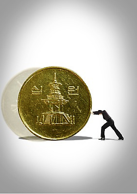 PSD 편집 편집이미지 1 남자 포즈 돈 비즈니스 한명 사람 성인 금융 경제 비즈니스라이프 한개 탑 동전 비즈니스맨 원화 밀기 십원 다보탑 남자만 남자한명만 성인남자만 성인만 이미지편집 라이프스타일 건축물 모션 직장인 재산 석탑 불국사 파일형식