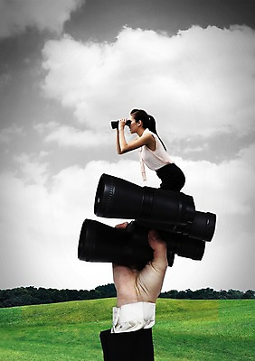 PSD 서양인 외국인 나무 식물 구름 편집이미지 손 응시 여자 비즈니스 하늘 한손 한명 들기 사람 정장 잔디 초원 상반신 20대 성인 옆모습 신체부위 비즈니스라이프 망원경 관찰 비즈니스우먼 풀 소매 청년만 성인한명만 성인만 이미지편집 자연요소 1 라이프스타일 시선 옷 뷰포인트 모션 인종 청년 직장인 파일형식