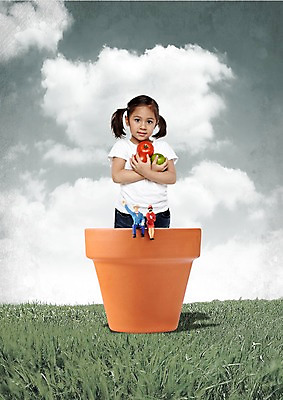 PSD 외국인 구름 편집이미지 라이프스타일 여자 어린이라이프 화분 어린이 음식 토마토 과일 하늘 한명 들기 사람 소녀 잔디 모형 유치원생 미니어처 피규어 사과 여자만 여자한명만 어린이만 소녀만 소녀한명만 이미지편집 자연요소 식물 1 채소 모션 인종 생활 파일형식