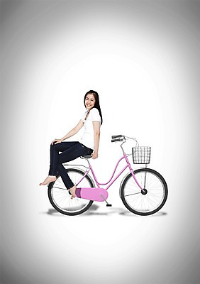 전신 PSD 외국인 편집이미지 우먼라이프 라이프스타일 여자 교통수단 맨발 한명 미소 웃음 사람 앉기 동양인 20대 성인 캐주얼 바구니 자전거 청바지 여자만 여자한명만 성인여자만 청년만 청년여자만 성인한명만 청년여자한명만 성인여자한명만 성인만 이미지편집 1 옷 교통 바지 모션 발 표정 인종 청년 생활 바이크 파일형식