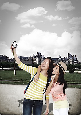 PSD 외국인 나무 식물 구름 편집이미지 모자 우먼라이프 라이프스타일 건축물 응시 여자 여행 포즈 가방 배낭 학교 하늘 어깨동무 미소 웃음 들기 사람 동양인 손짓 잔디 초원 상반신 20대 성인 두명 건물 친구 카메라 사진촬영 풀 디지털카메라 셀프카메라 브이 기념사진 여자만 성인여자만 청년만 청년여자만 성인만 이미지편집 자연요소 시선 잡화 교육 건축 관계 모션 표정 인종 청년 생활 전자제품 촬영 파일형식