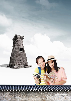 PSD 외국인 편집이미지 한국전통 우먼라이프 라이프스타일 건축물 여자 여행 고건축 한국건축 미소 웃음 들기 사람 동양인 상반신 20대 성인 두명 건물 앞모습 책 캐주얼 친구 담장 여행객 카메라 문화재 경주 가이드북 첨성대 천문대 국내여행 천문관측대 여자만 성인여자만 청년만 청년여자만 성인만 이미지편집 전통 옷 건축 뷰포인트 관계 모션 한국 표정 인종 청년 생활 전자제품 경주_경상북도 경상북도 국보 관측대 파일형식