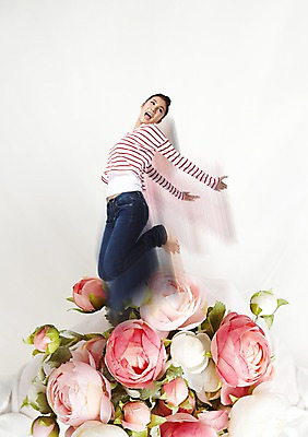 PSD 외국인 식물 편집이미지 우먼라이프 라이프스타일 여자 꽃 분홍색 컬러 포즈 여러송이 맨발 팔벌리기 한명 미소 웃음 사람 동양인 20대 성인 캐주얼 달리기 점프 청바지 여자만 여자한명만 성인여자만 청년만 청년여자만 성인한명만 청년여자한명만 성인여자한명만 성인만 이미지편집 1 옷 다수 바지 모션 발 표정 인종 청년 생활 파일형식