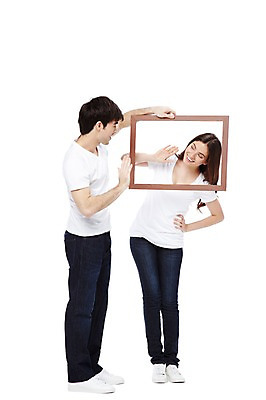 포토 JPG 스튜디오촬영 전신 서양인 외국인 백인 해외기획촬영 라이프스타일 커플 2012년태국 여자 남자 커플라이프 허리손 포즈 프레임 실내 액자틀 틀 서기 미소 웃음 들기 누끼 사람 손짓 20대 성인 두명 앞모습 캐주얼 마주보기 반팔티셔츠 청바지 인사 커플룩 손인사 사진틀 청년만 성인만 국내포토 옷 뷰포인트 액자 티셔츠 바지 관계 모션 표정 인종 청년 내부 생활 예절 파일형식