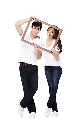 포토 JPG 스튜디오촬영 전신 서양인 외국인 백인 해외기획촬영 라이프스타일 커플 2012년태국 여자 남자 커플라이프 포즈 프레임 실내 액자틀 틀 서기 미소 웃음 들기 누끼 사람 20대 성인 두명 앞모습 캐주얼 반팔티셔츠 청바지 커플룩 사진틀 청년만 성인만 국내포토 옷 뷰포인트 액자 티셔츠 바지 관계 모션 표정 인종 청년 내부 생활 파일형식
