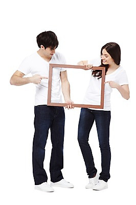 포토 JPG 스튜디오촬영 전신 서양인 외국인 백인 해외기획촬영 라이프스타일 커플 응시 2012년태국 여자 남자 커플라이프 포즈 프레임 실내 액자틀 틀 서기 미소 웃음 들기 누끼 사람 손짓 20대 성인 두명 앞모습 캐주얼 반팔티셔츠 청바지 가리킴 커플룩 사진틀 청년만 성인만 국내포토 시선 옷 뷰포인트 액자 티셔츠 바지 관계 모션 표정 인종 청년 내부 생활 파일형식