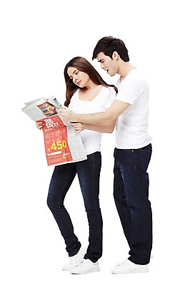 포토 JPG 스튜디오촬영 전신 서양인 외국인 백인 해외기획촬영 라이프스타일 커플 응시 2012년태국 여자 남자 커플라이프 실내 들기 누끼 사람 20대 성인 두명 옆모습 캐주얼 반팔티셔츠 청바지 신문 뉴스 신문읽기 읽기 커플룩 청년만 성인만 국내포토 시선 옷 뷰포인트 티셔츠 바지 관계 모션 인종 청년 내부 생활 간행물 파일형식