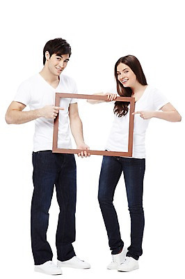 포토 JPG 스튜디오촬영 전신 서양인 외국인 백인 해외기획촬영 라이프스타일 커플 2012년태국 여자 남자 커플라이프 포즈 프레임 실내 액자틀 틀 서기 미소 웃음 들기 누끼 사람 손짓 20대 성인 두명 앞모습 캐주얼 반팔티셔츠 청바지 가리킴 커플룩 사진틀 청년만 성인만 국내포토 옷 뷰포인트 액자 티셔츠 바지 관계 모션 표정 인종 청년 내부 생활 파일형식