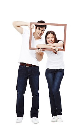 포토 JPG 스튜디오촬영 전신 서양인 외국인 백인 해외기획촬영 라이프스타일 커플 2012년태국 여자 남자 커플라이프 포즈 프레임 실내 액자틀 틀 서기 미소 웃음 들기 누끼 사람 20대 성인 두명 앞모습 캐주얼 반팔티셔츠 청바지 커플룩 사진틀 청년만 성인만 국내포토 옷 뷰포인트 액자 티셔츠 바지 관계 모션 표정 인종 청년 내부 생활 파일형식