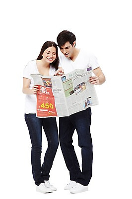 포토 JPG 스튜디오촬영 전신 서양인 외국인 백인 해외기획촬영 라이프스타일 커플 응시 2012년태국 여자 남자 커플라이프 실내 미소 웃음 들기 누끼 사람 손짓 20대 성인 두명 앞모습 캐주얼 반팔티셔츠 청바지 가리킴 신문 뉴스 신문읽기 읽기 커플룩 청년만 성인만 국내포토 시선 옷 뷰포인트 티셔츠 바지 관계 모션 표정 인종 청년 내부 생활 간행물 파일형식