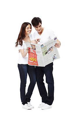 포토 JPG 스튜디오촬영 전신 서양인 외국인 백인 해외기획촬영 라이프스타일 커플 응시 2012년태국 여자 남자 커플라이프 실내 미소 웃음 들기 누끼 사람 손짓 20대 성인 두명 앞모습 캐주얼 반팔티셔츠 청바지 가리킴 신문 뉴스 신문읽기 읽기 커플룩 청년만 성인만 국내포토 시선 옷 뷰포인트 티셔츠 바지 관계 모션 표정 인종 청년 내부 생활 간행물 파일형식