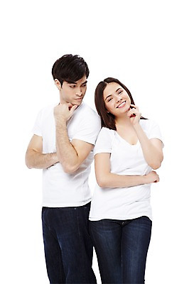 포토 JPG 스튜디오촬영 서양인 외국인 백인 해외기획촬영 라이프스타일 커플 2012년태국 여자 남자 커플라이프 포즈 실내 서기 미소 웃음 누끼 사람 20대 성인 두명 앞모습 캐주얼 반팔티셔츠 청바지 커플룩 청년만 성인만 국내포토 옷 뷰포인트 티셔츠 바지 관계 모션 표정 인종 청년 내부 생활 파일형식