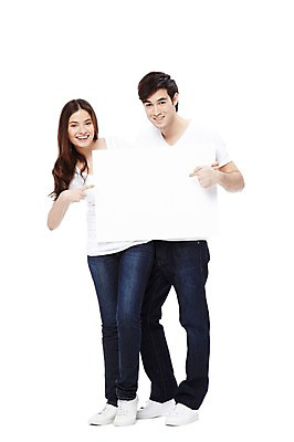 포토 JPG 스튜디오촬영 전신 서양인 외국인 백인 해외기획촬영 라이프스타일 배너 커플 2012년태국 여자 남자 커플라이프 포즈 사각프레임 광고판 실내 서기 미소 웃음 들기 누끼 사람 손짓 20대 성인 두명 앞모습 캐주얼 반팔티셔츠 청바지 가리킴 알림 커플룩 청년만 성인만 국내포토 옷 뷰포인트 티셔츠 바지 관계 모션 프레임 알림판 표정 인종 청년 내부 생활 사각형 판 파일형식