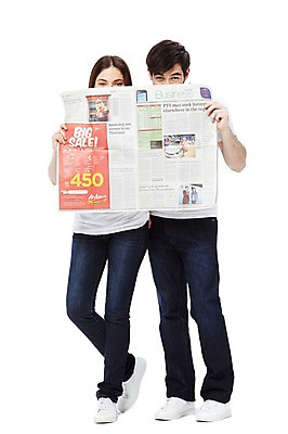 포토 JPG 스튜디오촬영 전신 서양인 외국인 백인 해외기획촬영 라이프스타일 커플 2012년태국 여자 남자 커플라이프 실내 들기 누끼 사람 20대 성인 두명 앞모습 캐주얼 청바지 신문 뉴스 신문읽기 커플룩 청년만 성인만 국내포토 옷 뷰포인트 바지 관계 모션 인종 청년 내부 생활 간행물 읽기 파일형식