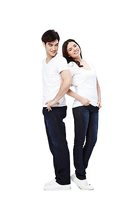 포토 JPG 스튜디오촬영 전신 서양인 외국인 백인 해외기획촬영 라이프스타일 커플 2012년태국 여자 남자 커플라이프 포즈 실내 서기 미소 웃음 누끼 사람 20대 성인 두명 옆모습 캐주얼 등맞대기 반팔티셔츠 청바지 커플룩 청년만 성인만 국내포토 옷 뷰포인트 티셔츠 바지 관계 모션 표정 인종 청년 내부 생활 파일형식