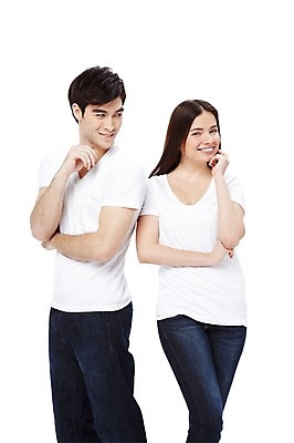 포토 JPG 스튜디오촬영 서양인 외국인 백인 해외기획촬영 라이프스타일 커플 2012년태국 여자 남자 커플라이프 포즈 실내 서기 미소 웃음 누끼 사람 20대 성인 두명 앞모습 캐주얼 반팔티셔츠 청바지 커플룩 청년만 성인만 국내포토 옷 뷰포인트 티셔츠 바지 관계 모션 표정 인종 청년 내부 생활 파일형식