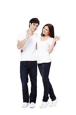 포토 JPG 스튜디오촬영 전신 서양인 외국인 백인 해외기획촬영 라이프스타일 커플 2012년태국 여자 남자 커플라이프 포즈 모션 실내 서기 미소 웃음 누끼 사람 손짓 20대 성인 두명 앞모습 캐주얼 반팔티셔츠 청바지 최고 OK 승낙 만족 커플룩 긍정 청년만 성인만 국내포토 옷 감정 뷰포인트 컨셉 티셔츠 바지 관계 표정 인종 청년 내부 생활 파일형식