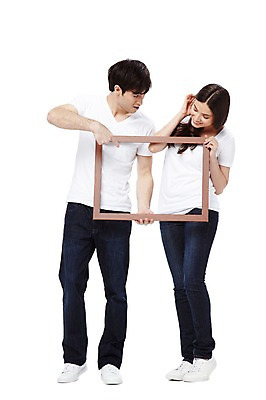 포토 JPG 스튜디오촬영 전신 서양인 외국인 백인 해외기획촬영 라이프스타일 커플 응시 2012년태국 여자 남자 커플라이프 포즈 프레임 실내 액자틀 틀 서기 미소 웃음 들기 누끼 사람 손짓 20대 성인 두명 앞모습 캐주얼 반팔티셔츠 청바지 가리킴 커플룩 사진틀 청년만 성인만 국내포토 시선 옷 뷰포인트 액자 티셔츠 바지 관계 모션 표정 인종 청년 내부 생활 파일형식