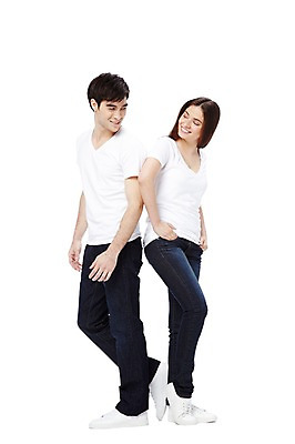 포토 JPG 스튜디오촬영 전신 서양인 외국인 백인 해외기획촬영 라이프스타일 커플 2012년태국 여자 남자 커플라이프 포즈 실내 서기 미소 웃음 누끼 사람 20대 성인 두명 옆모습 캐주얼 마주보기 등맞대기 반팔티셔츠 청바지 커플룩 청년만 성인만 국내포토 옷 뷰포인트 티셔츠 바지 관계 모션 표정 인종 청년 내부 생활 파일형식