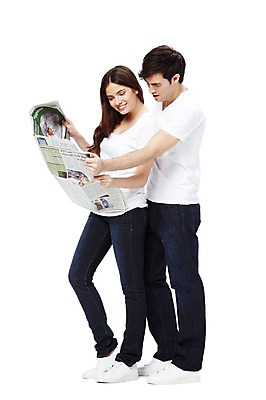 포토 JPG 스튜디오촬영 전신 서양인 외국인 백인 해외기획촬영 라이프스타일 커플 응시 2012년태국 여자 남자 커플라이프 실내 미소 웃음 들기 누끼 사람 20대 성인 두명 옆모습 캐주얼 반팔티셔츠 청바지 신문 뉴스 신문읽기 읽기 커플룩 청년만 성인만 국내포토 시선 옷 뷰포인트 티셔츠 바지 관계 모션 표정 인종 청년 내부 생활 간행물 파일형식