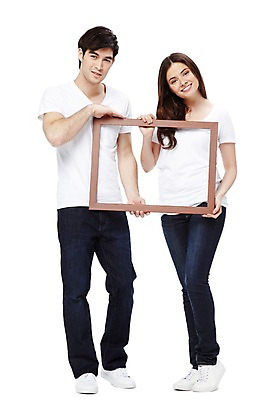 포토 JPG 스튜디오촬영 전신 서양인 외국인 백인 해외기획촬영 라이프스타일 커플 2012년태국 여자 남자 커플라이프 포즈 프레임 실내 액자틀 틀 서기 미소 웃음 들기 누끼 사람 20대 성인 두명 앞모습 캐주얼 반팔티셔츠 청바지 커플룩 사진틀 청년만 성인만 국내포토 옷 뷰포인트 액자 티셔츠 바지 관계 모션 표정 인종 청년 내부 생활 파일형식