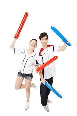 포토 JPG 스튜디오촬영 전신 서양인 외국인 백인 해외기획촬영 라이프스타일 커플 2012년태국 여자 남자 스포츠 커플라이프 유니폼 응원 실내 서기 미소 웃음 들기 누끼 사람 20대 성인 두명 앞모습 캐주얼 운동복 운동 야구 응원용품 자신감 열정 응원단 서포터즈 야구복 막대풍선 청년만 성인만 국내포토 옷 감정 뷰포인트 관계 모션 표정 건강 인종 청년 내부 생활 구기 오브젝트 풍선 파일형식