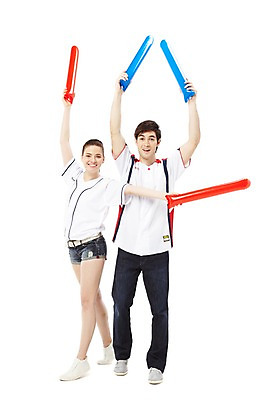 포토 JPG 스튜디오촬영 전신 서양인 외국인 백인 해외기획촬영 라이프스타일 커플 2012년태국 여자 남자 스포츠 커플라이프 유니폼 응원 실내 서기 미소 웃음 들기 누끼 사람 20대 성인 두명 앞모습 캐주얼 운동복 운동 야구 응원용품 자신감 열정 응원단 서포터즈 야구복 막대풍선 청년만 성인만 국내포토 옷 감정 뷰포인트 관계 모션 표정 건강 인종 청년 내부 생활 구기 오브젝트 풍선 파일형식