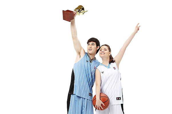 포토 JPG 스튜디오촬영 서양인 외국인 백인 해외기획촬영 라이프스타일 커플 응시 2012년태국 여자 남자 스포츠 커플라이프 유니폼 공 농구 농구공 실내 서기 미소 웃음 들기 누끼 사람 20대 성인 두명 앞모습 운동복 운동 구기 손들기 기쁨 우승 자신감 상 트로피 열정 농구복 세리머니 청년만 성인만 국내포토 시선 옷 감정 뷰포인트 관계 모션 표정 건강 인종 청년 내부 생활 최고 상_우승 상패 파일형식